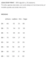 Pantalón jean crop de tiro alto con estampado animal print, confeccionado en algodón y elastano. El corte es recto con terminaciones desflecadas.