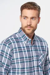 Camisa de viyela tipo leñadora con diseño a cuadros en tonos azul, gris y blanco. Manga larga, cuello abotonado y bolsillo en el pecho.