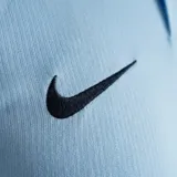 Camiseta de fútbol Nike de la selección uruguaya, modelo local 2026. Diseño en color celeste con cuello tipo polo blanco y cierre de botones. Incluye el escudo de la AUF con cuatro estrellas y el logo de Nike en el frente. Confeccionada con tecnología Dri-FIT para mayor transpirabilidad.