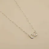 Gargantilla de cadena tipo force con eslabones alargados y dije central compuesto por dos corazones entrelazados, confeccionada en plata 925.