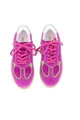 Championes urbanos de cuero y gamuza en color fucsia, con detalles en verde oliva, cordones fucsias y suela de goma marrón clara.
