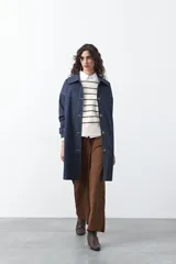 Sweater de tejido de punto con diseño de rayas horizontales en tonos bordó y rojo. Presenta cuello redondo, mangas largas con hombros caídos y terminaciones acanaladas en puños, cuello y ruedo.