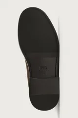 Bota chelsea de cuero con acabado de serraje color negro, con elásticos laterales y tira trasera para facilitar el calce.