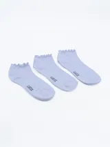Pack de tres pares de medias cortas color lila, con borde superior con detalle de volados y logo de la marca estampado.