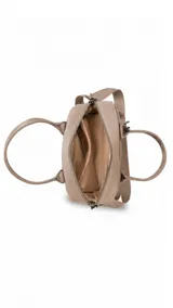 Cartera de mano marrón de tela impermeable, con doble bolsillo frontal con cierre, asa corta de mano y correa larga ajustable y desmontable. Incluye bolsillos interiores para mayor organización.