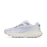 Championes de trail running Merrell Agility Trail, modelo para mujer en color celeste claro con suela y detalles en tono off-white y gris. Confeccionados con parte superior de malla transpirable, material sintético y TPU, incorporan amortiguación con espuma FloatPro y suela de goma con tacos.