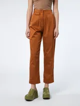 Pantalón de gabardina color marrón óxido, de corte recto, con pinzas dobles en la cintura, bolsillos laterales y cierre con botón y cremallera.