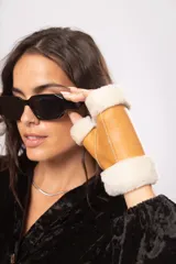 Guantes mitones color marrón de cuero con borde de lana natural color crema.