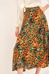 Falda midi de satén con estampado animal print multicolor, corte amplio y cintura elástica en la parte trasera.