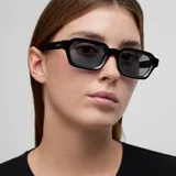 Lentes de sol con montura de acetato negro de forma rectangular y cristales polarizados en tono azul claro.