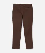 Pantalón de corte slim confeccionado en sarga lavada color verde militar. Presenta cierre frontal con botón y cremallera, cintura con trabillas para cinturón y bolsillos laterales y traseros.