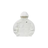 Campera puffer Nike Sportswear Classic Therma-Fit color blanco, con capucha ajustable, cierre frontal y bolsillos laterales. Cuenta con acolchado horizontal y logo de la marca bordado en el pecho.