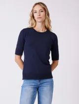 Buzo de tejido fino en color azul marino, con cuello redondo y mangas cortas con puños acanalados.