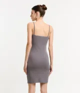 Vestido corto de la marca Blue Steel, color gris, de corte ajustado al cuerpo, con escote recto y breteles finos.