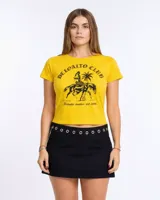 Remera corta amarilla ajustada al cuerpo, tipo baby tee, con estampado frontal negro estilo vintage que incluye la leyenda "Deloalto Club" y un diseño ecuestre.