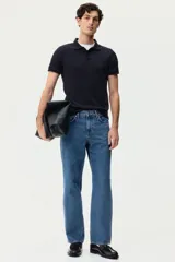 Remera polo de manga corta en punto jacquard de mezcla de algodón, con cuello clásico y tapeta de dos botones. Presenta un corte entallado slim fit.
