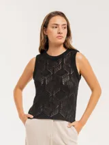 Top tejido de algodón negro con escote redondo y diseño calado.
