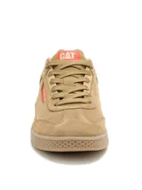 Sneaker Caterpillar modelo Pause Retro T-Toe, color butternutt (marrón claro/camel), con capellada de gamuza y detalles en naranja. Presenta suela de goma con textura de panal en el borde y logo de Caterpillar grabado en la entresuela.