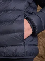 Campera puffer de plumas en color azul marino, con cierre frontal, cuello alto y diseño acolchado horizontal.