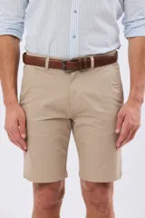 Bermuda clásica azul marino confeccionada en gabardina liviana de algodón con elastano, de corte recto y diseño liso.