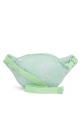 Riñonera negra de la marca JanSport, modelo Fifth Avenue, con parche frontal de la marca y cierres metálicos.