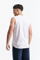 Musculosa gris con estampado frontal con la frase "Get Back Up" en letras grandes.