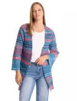 Cardigan largo de punto con estampado de rayas horizontales en tonos azul, celeste y rosado.