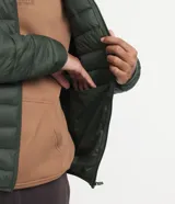 Campera puffer ultraligera de color beige, con diseño acolchado de gajos horizontales, capucha incorporada, cierre frontal y bolsillos laterales con cremallera. Confeccionada en poliamida con relleno de poliéster.