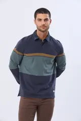 Remera polo de manga larga con diseño de bloques de color horizontales en tonos azul, verde y marrón. Presenta cuello clásico, cierre frontal con botones y bordado en el pecho. Cuenta con puños elásticos acanalados.