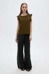 Blusa verde militar de poliéster, con cuello redondo a la base, sin mangas y detalle de volados en los hombros.