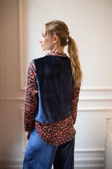 Chaleco de terciopelo azul con corte sastrero y botones al tono.