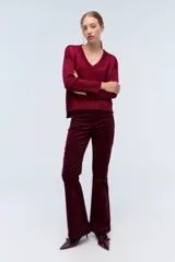 Sweater negro con lurex y escote en V.