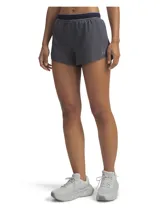 Short de running Under Armour, color gris oscuro, con cintura elástica y calzoncillo interior integrado. Presenta un diseño ultraligero con protección UPF 50+ y detalles reflectantes.
