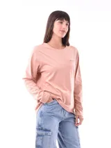 Remera manga larga color marrón con bolsillo pequeño en el pecho.