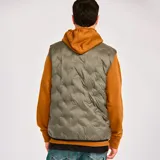 Chaleco acolchado color verde militar con cierre frontal, bolsillos laterales y parche con logo de la marca en el pecho.