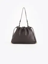 Cartera tipo shopper de cuero vacuno color tostado, con formato amplio, fruncido superior y cordones ajustables a los lados. Cuenta con tiras finas para llevar al hombro y sutil grabado de la marca en el frente.