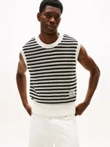 Chaleco de punto calado a rayas horizontales blancas y negras, con cuello redondo y logo de la marca bordado en el pecho.