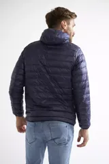 Campera de plumas liviana para hombre, color verde oliva, con capucha, cierre frontal completo y logo de la marca estampado en el pecho.