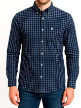 Camisa de hombre a cuadros rojos y blancos, de manga larga y corte clásico.