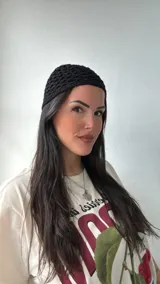 Gorro negro de tejido crochet con patrón de red.