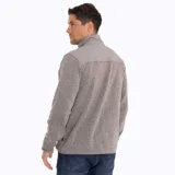 Campera polar gris jaspeado con cuello alto y cierre frontal completo. Tiene paneles lisos en contraste en la parte superior del pecho y la espalda.