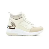Zapatillas de caña alta color beige con detalles dorados, plataforma oculta y suela blanca.