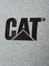 Buzo canguro gris melange con capucha y cordones de ajuste negros. Cuenta con bolsillo frontal tipo canguro y el logotipo de Caterpillar bordado en el pecho en color negro.