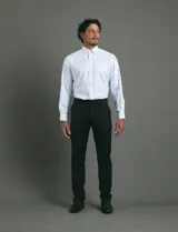 Pantalón de vestir de corte recto y línea limpia, sin pinzas. Confeccionado en una mezcla de poliéster y viscosa, presenta un diseño clásico y estructurado.