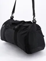 Bolso deportivo negro de gran capacidad, con compartimento principal con cierre, bolsillos laterales con cierre y doble asa de mano con soporte acolchado. Incluye correa ajustable y desmontable para el hombro.