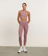 Top deportivo Get Over de microfibra en color bordó, con diseño nadador y escote halter. Cuenta con copas desmontables.
