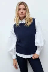 Chaleco tejido de punto con cuello redondo y diseño sin mangas, ideal para superposiciones.