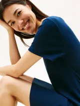 Vestido corto estilo remera de manga corta y cuello V, color azul marino, confeccionado en tejido acanalado de algodón regenerativo.