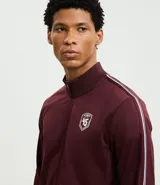 Saco deportivo Get Over de cuello alto con cierre frontal por cremallera. Presenta diseño en color bordó con rayas laterales contrastantes en los hombros y mangas, puños y bajo con acabado en rib, y estampa localizada en el pecho.