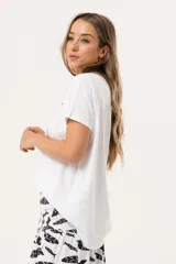 Remera blanca de manga corta con estampado de cerezas y la palabra "Cherry" en cursiva.